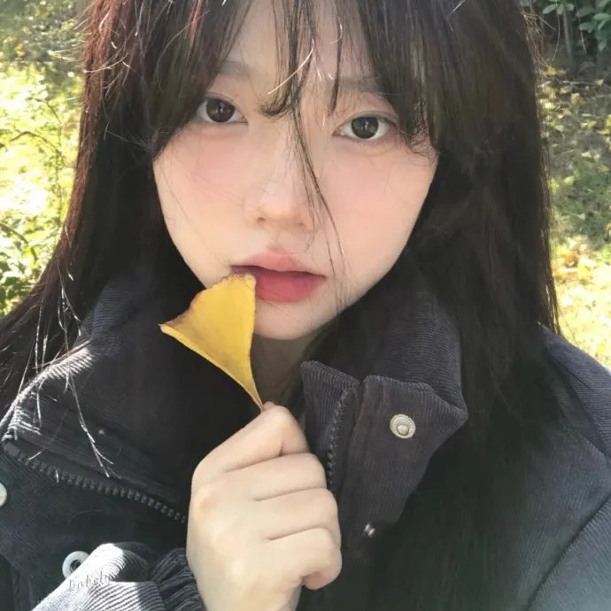 一个唱歌，另一个不唱歌